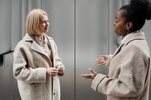 6 sposobów na rozmowę w windzie
