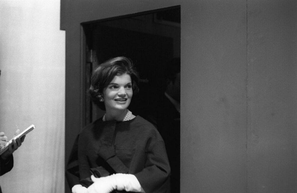 Jacqueline Kennedy swoboda i naturalność 
