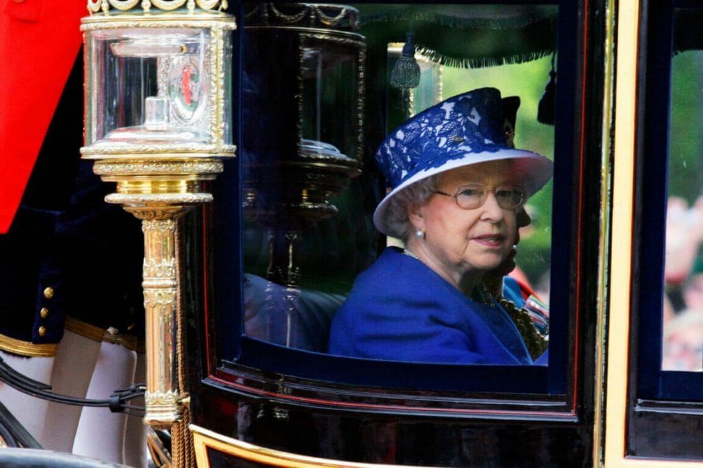 Elżbieta II i jej kolorowe stroje 